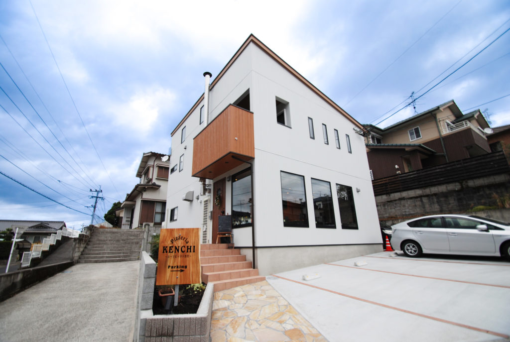 鹿児島市M様の店舗付き住宅です。<br />
イタリア料理店「ピッツェリア　ケンチ」というお店を営業されています。<br />
<br />
イタリア製の石窯で焼くローマピッツァやパスタなどのイタリア料理を楽しむことができるお店です。<br />
オードブル、イタリアン弁当などテイクアウトメニューも充実しています。<br />
<br />
<br />
≪ピッツェリアケンチ 〜ローマピッツァ食堂〜≫<br />
【住　所】　〒891-0150　鹿児島市坂之上5丁目2-32<br />
【ＴＥＬ】　099-296-8691<br />
【駐車場】　5台（軽1台を含む）<br />
【営業時間】ランチ　　11：30～14：00（L.O.）<br />
　　　　　　ディナー　18：00～21：00（L.O.）<br />
　　　　　　不定休